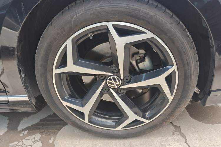 Used Volkswagen Magotan 2023 2 Million Units Commemorative Edition 330TSI DSG Luxury Version Right Front Wheel Hub