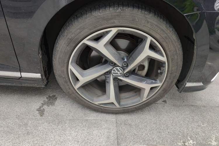 Used Volkswagen Magotan 2023 2 Million Units Limited Edition 330TSI DSG Leading Version Right Front Wheel Hub