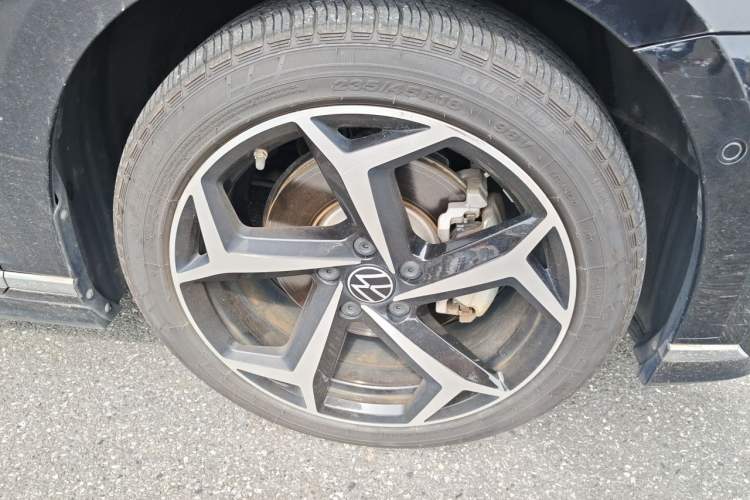Used Volkswagen Magotan 2023 2 Million Units Limited-Edition 380TSI DSG Flagship Version Right Front Wheel Hub