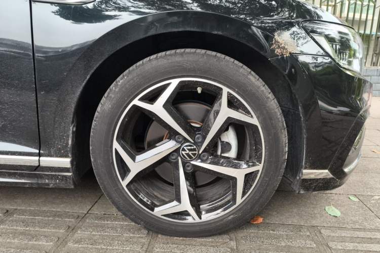Used Volkswagen Magotan 2023 2 Million Units Commemorative Edition 330TSI DSG Luxury Version Right Front Wheel Hub