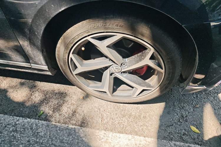 Used Volkswagen Magotan 2023 2 Million Units Commemorative Edition 330TSI DSG Luxury Version Right Front Wheel Hub