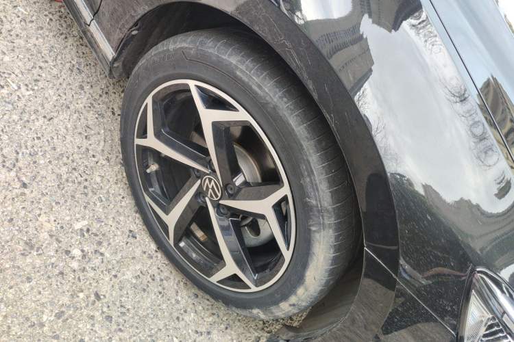 Used Volkswagen Magotan 2023 2 Million Units Commemorative Edition 330TSI DSG Luxury Version Right Front Wheel Hub