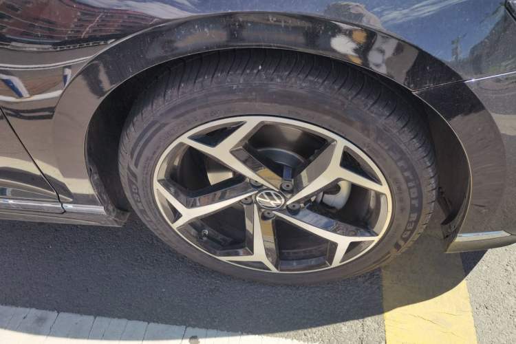 Used Volkswagen Magotan 2023 2 Million Units Commemorative Edition 330TSI DSG Luxury Version Right Front Wheel Hub