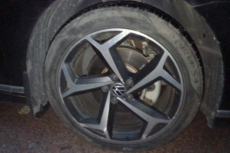 Used Volkswagen Magotan 2023 2 Million Units Commemorative Edition 330TSI DSG Luxury Version Right Front Wheel Hub