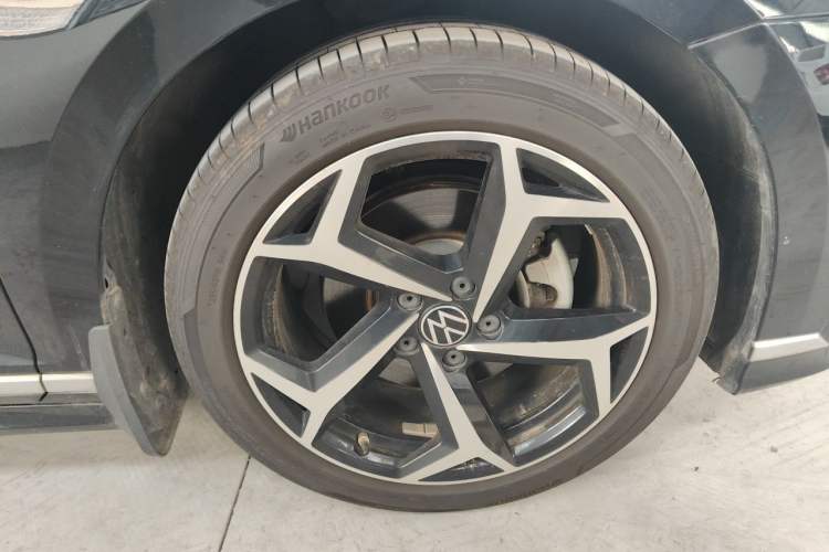 Used Volkswagen Magotan 2023 2 Million Units Commemorative Edition 330TSI DSG Luxury Version Right Front Wheel Hub