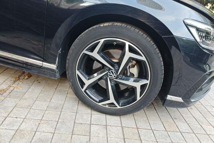 Used Volkswagen Magotan 2023 2 Million Units Commemorative Edition 330TSI DSG Luxury Version Right Front Wheel Hub