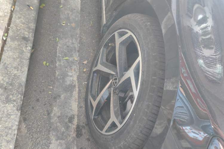 Used Volkswagen Magotan 2023 2 Million Units Commemorative Edition 330TSI DSG Luxury Version Right Front Wheel Hub