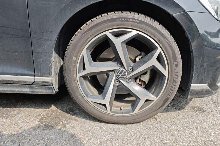 Used Volkswagen Magotan 2023 2 Million Units Commemorative Edition 330TSI DSG Luxury Version Right Front Wheel Hub
