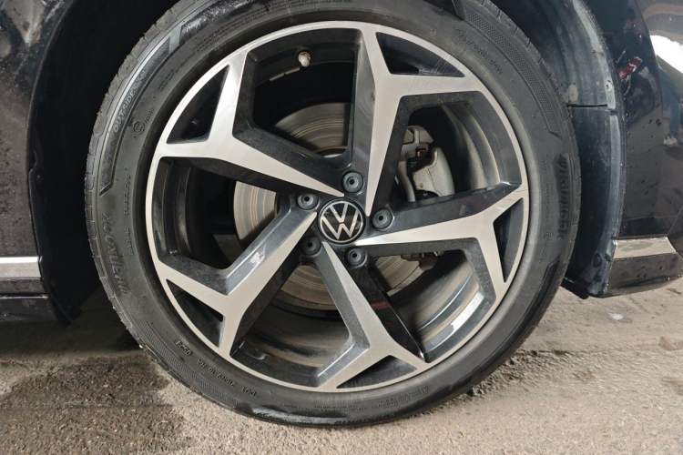 Used Volkswagen Magotan 2023 2 Million Units Commemorative Edition 330TSI DSG Luxury Version Right Front Wheel Hub