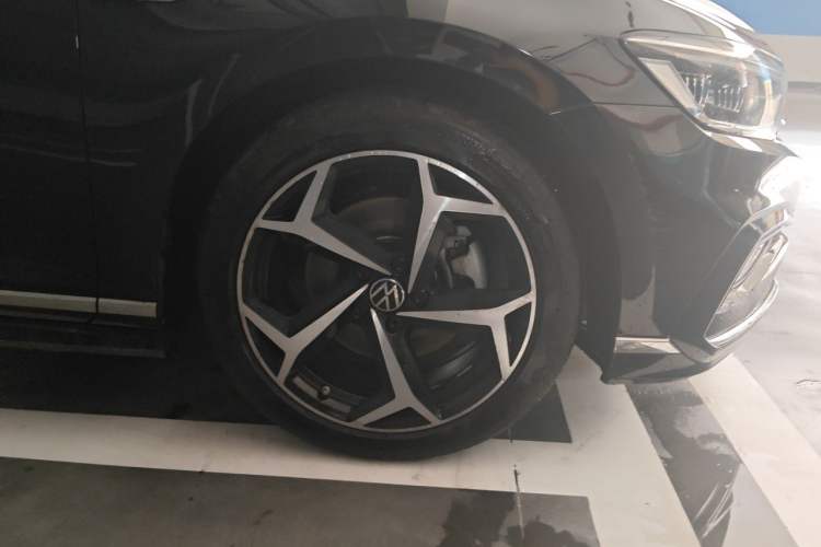 Used Volkswagen Magotan 2023 2 Million Units Commemorative Edition 330TSI DSG Luxury Version Right Front Wheel Hub