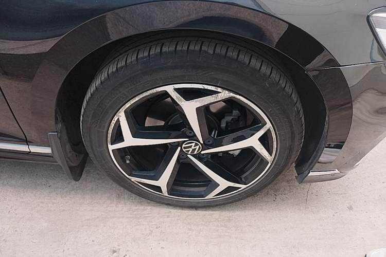 Used Volkswagen Magotan 2023 2 Million Units Commemorative Edition 330TSI DSG Luxury Version Right Front Wheel Hub