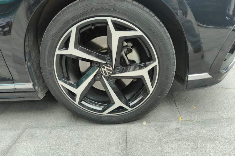 Used Volkswagen Magotan 2023 2 Million Units Limited Edition 330TSI DSG Leading Version Right Front Wheel Hub