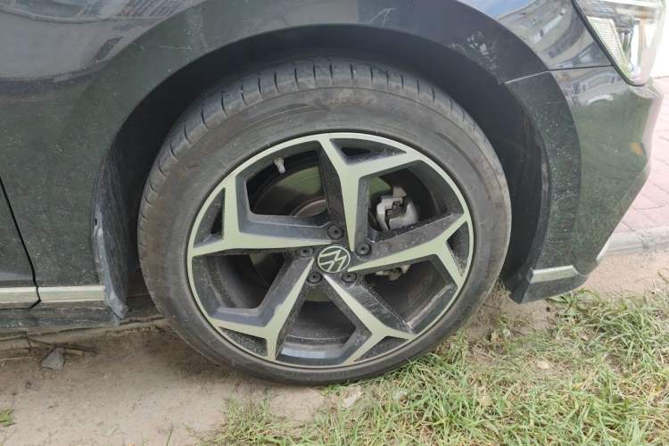 Used Volkswagen Magotan 2023 2 Million Units Commemorative Edition 330TSI DSG Luxury Version Right Front Wheel Hub