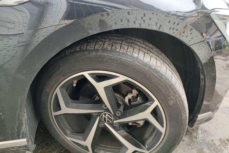 Used Volkswagen Magotan 2023 2 Million Units Commemorative Edition 330TSI DSG Luxury Version Right Front Wheel Hub