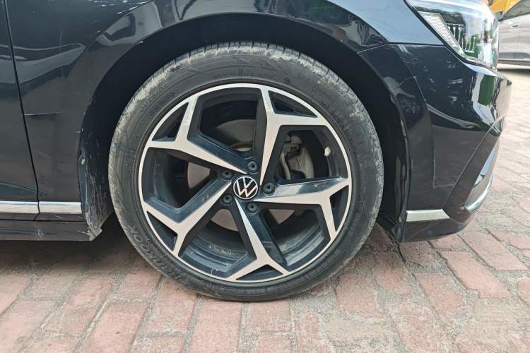 Used Volkswagen Magotan 2023 2 Million Units Commemorative Edition 330TSI DSG Luxury Version Right Front Wheel Hub