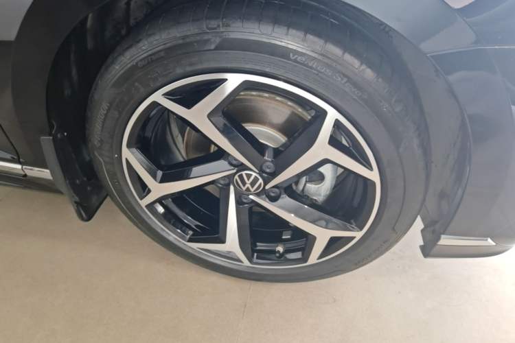 Used Volkswagen Magotan 2023 2 Million Units Commemorative Edition 330TSI DSG Luxury Version Right Front Wheel Hub