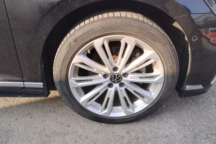 Used Volkswagen Magotan 2023 2 Million Units Limited-Edition 380TSI DSG Flagship Version Right Front Wheel Hub