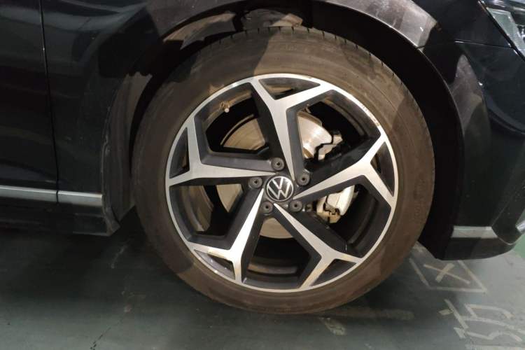 Used Volkswagen Magotan 2023 2 Million Units Commemorative Edition 330TSI DSG Luxury Version Right Front Wheel Hub