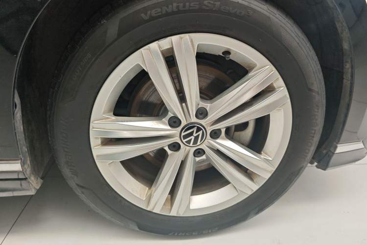 Used Volkswagen Magotan 2023 2 Million Units Limited-Edition 280TSI DSG Comfort Version Right Front Wheel Hub