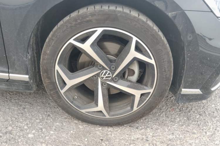 Used Volkswagen Magotan 2023 2 Million Units Limited-Edition 380TSI DSG Flagship Version Right Front Wheel Hub