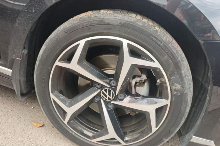Used Volkswagen Magotan 2023 2 Million Units Commemorative Edition 330TSI DSG Luxury Version Right Front Wheel Hub