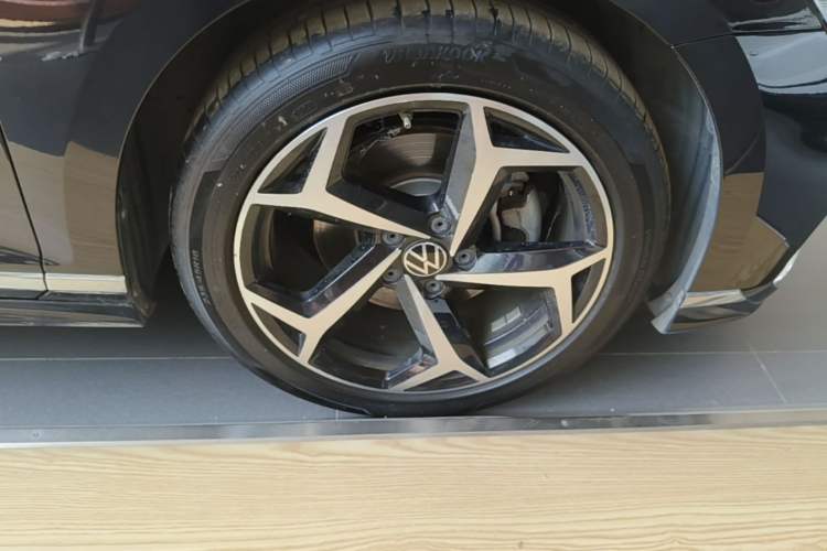 Used Volkswagen Magotan 2023 2 Million Units Commemorative Edition 330TSI DSG Luxury Version Right Front Wheel Hub