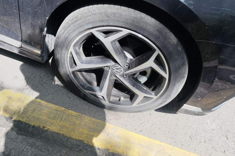 Used Volkswagen Magotan 2023 2 Million Units Commemorative Edition 330TSI DSG Luxury Version Right Front Wheel Hub