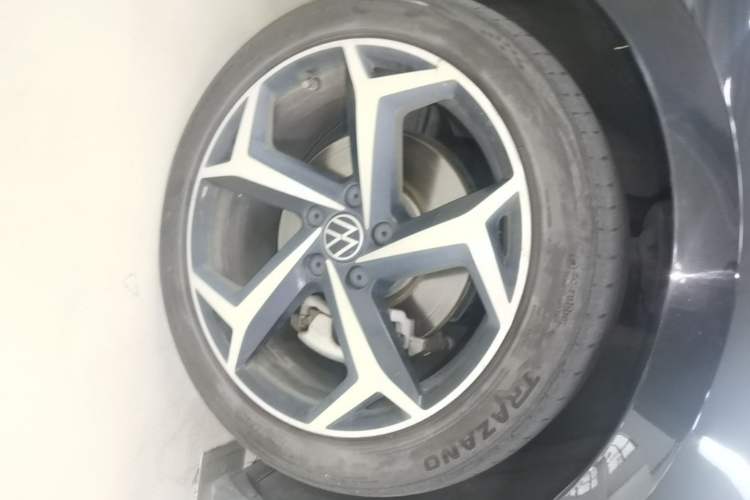 Used Volkswagen Magotan 2023 2 Million Units Commemorative Edition 330TSI DSG Luxury Version Right Front Wheel Hub