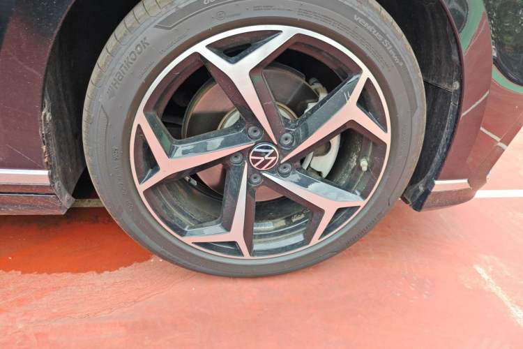 Used Volkswagen Magotan 2023 2 Million Units Commemorative Edition 330TSI DSG Luxury Version Right Front Wheel Hub
