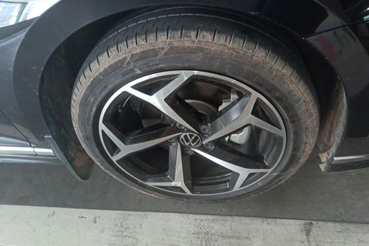 Used Volkswagen Magotan 2023 2 Million Units Limited Edition 330TSI DSG Leading Version Right Front Wheel Hub