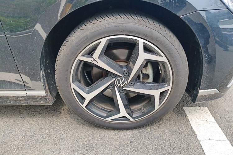 Used Volkswagen Magotan 2023 2 Million Units Commemorative Edition 330TSI DSG Luxury Version Right Front Wheel Hub