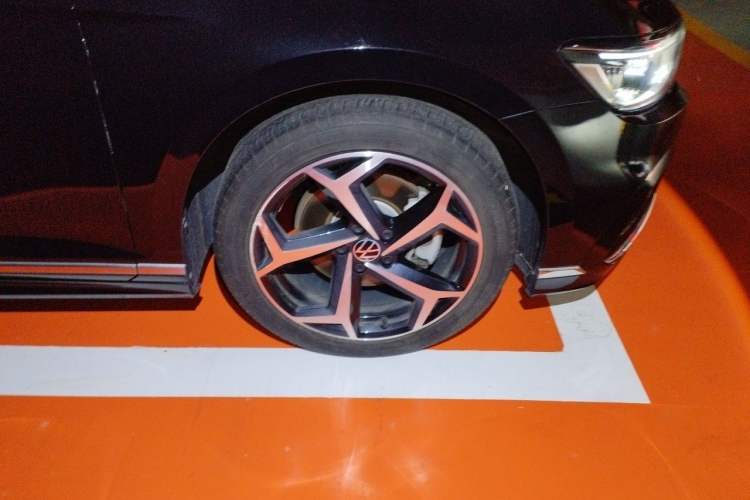 Used Volkswagen Magotan 2023 2 Million Units Limited Edition 280TSI DSG Leading Version Right Front Wheel Hub