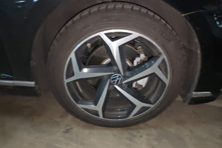 Used Volkswagen Magotan 2023 2 Million Units Commemorative Edition 330TSI DSG Luxury Version Right Front Wheel Hub