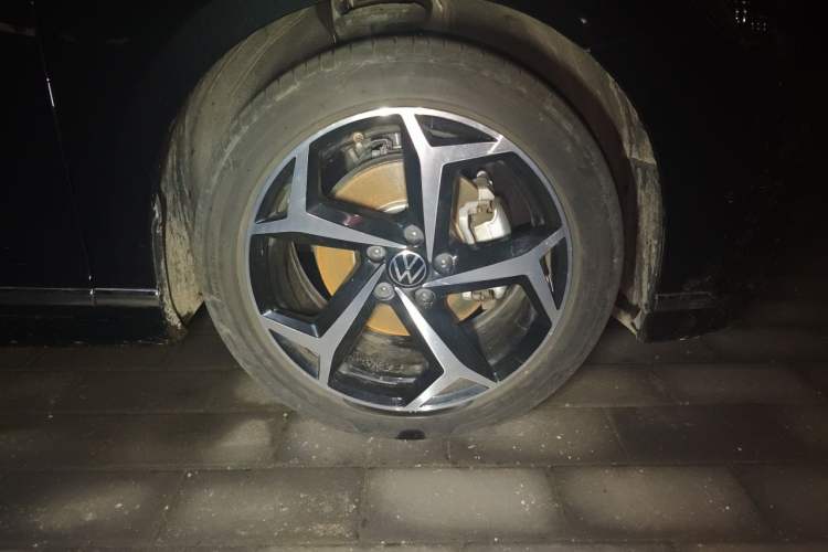Used Volkswagen Magotan 2023 2 Million Units Commemorative Edition 330TSI DSG Luxury Version Right Front Wheel Hub