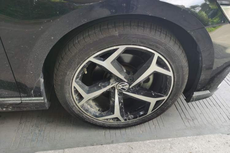 Used Volkswagen Magotan 2023 2 Million Units Commemorative Edition 330TSI DSG Luxury Version Right Front Wheel Hub