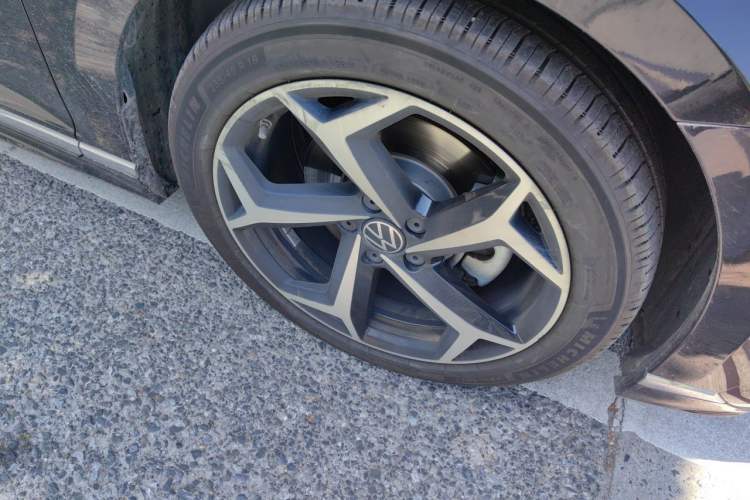 Used Volkswagen Magotan 2023 2 Million Units Commemorative Edition 330TSI DSG Luxury Version Right Front Wheel Hub