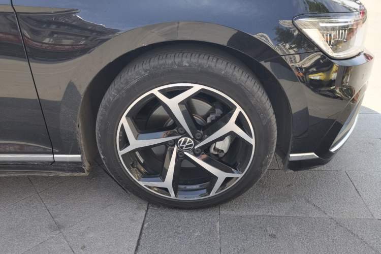 Used Volkswagen Magotan 2023 2 Million Units Limited Edition 330TSI DSG Leading Version Right Front Wheel Hub