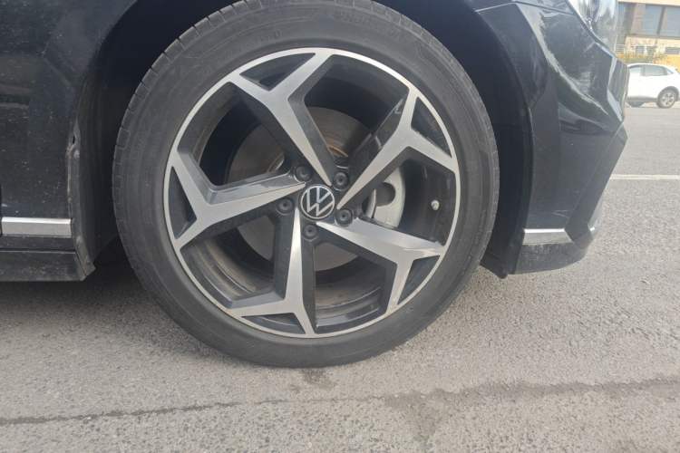 Used Volkswagen Magotan 2023 2 Million Units Commemorative Edition 330TSI DSG Luxury Version Right Front Wheel Hub