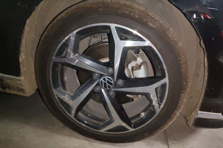 Used Volkswagen Magotan 2023 2 Million Units Commemorative Edition 330TSI DSG Luxury Version Right Front Wheel Hub