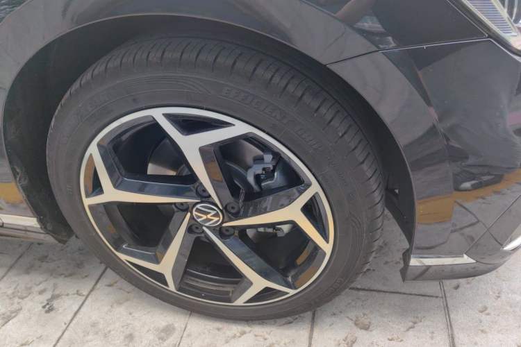 Used Volkswagen Magotan 2023 2 Million Units Limited Edition 330TSI DSG Leading Version Right Front Wheel Hub