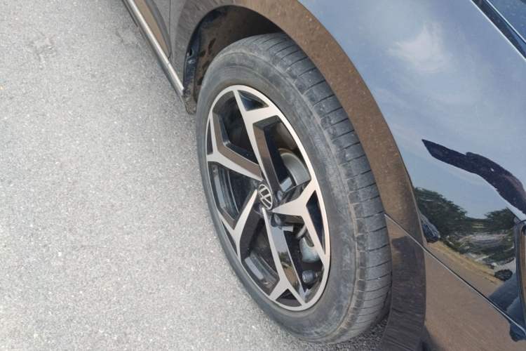 Used Volkswagen Magotan 2023 2 Million Units Limited Edition 330TSI DSG Leading Version Right Front Wheel Hub