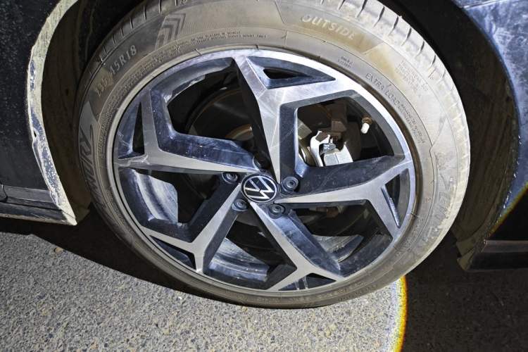 Used Volkswagen Magotan 2023 2 Million Units Commemorative Edition 330TSI DSG Luxury Version Right Front Wheel Hub