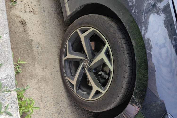 Used Volkswagen Magotan 2023 2 Million Units Commemorative Edition 330TSI DSG Luxury Version Right Front Wheel Hub