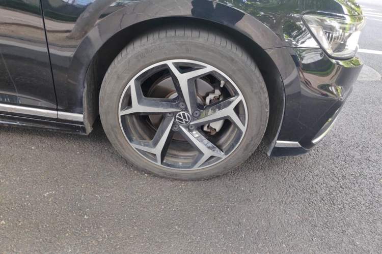 Used Volkswagen Magotan 2023 2 Million Units Commemorative Edition 330TSI DSG Luxury Version Right Front Wheel Hub