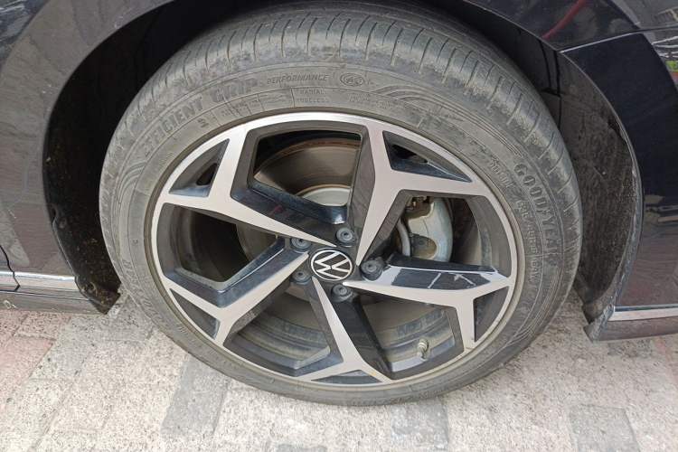 Used Volkswagen Magotan 2023 2 Million Units Commemorative Edition 330TSI DSG Luxury Version Right Front Wheel Hub