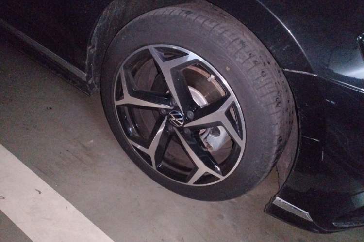 Used Volkswagen Magotan 2023 2 Million Units Commemorative Edition 330TSI DSG Luxury Version Right Front Wheel Hub