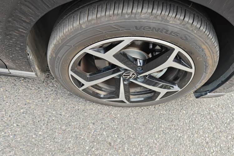 Used Volkswagen Magotan 2023 2 Million Units Limited Edition 330TSI DSG Leading Version Right Front Wheel Hub