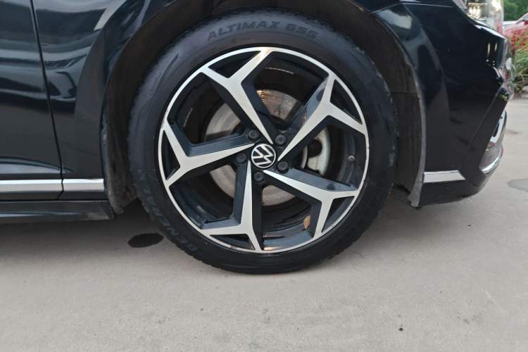 Used Volkswagen Magotan 2023 2 Million Units Commemorative Edition 330TSI DSG Luxury Version Right Front Wheel Hub
