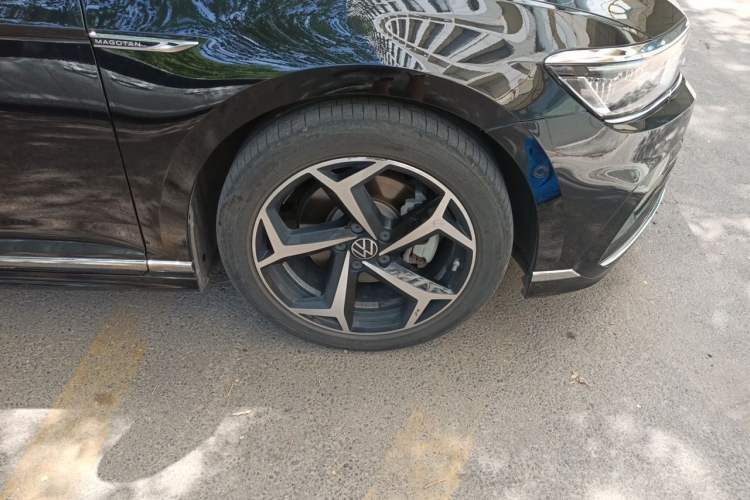 Used Volkswagen Magotan 2023 2 Million Units Limited-Edition 380TSI DSG Flagship Version Right Front Wheel Hub