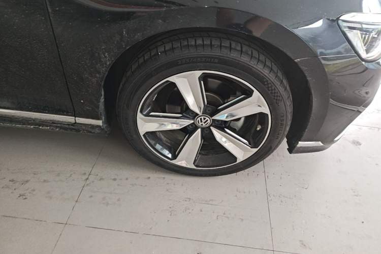 Used Volkswagen Magotan 2023 2 Million Units Commemorative Edition 330TSI DSG Luxury Version Right Front Wheel Hub
